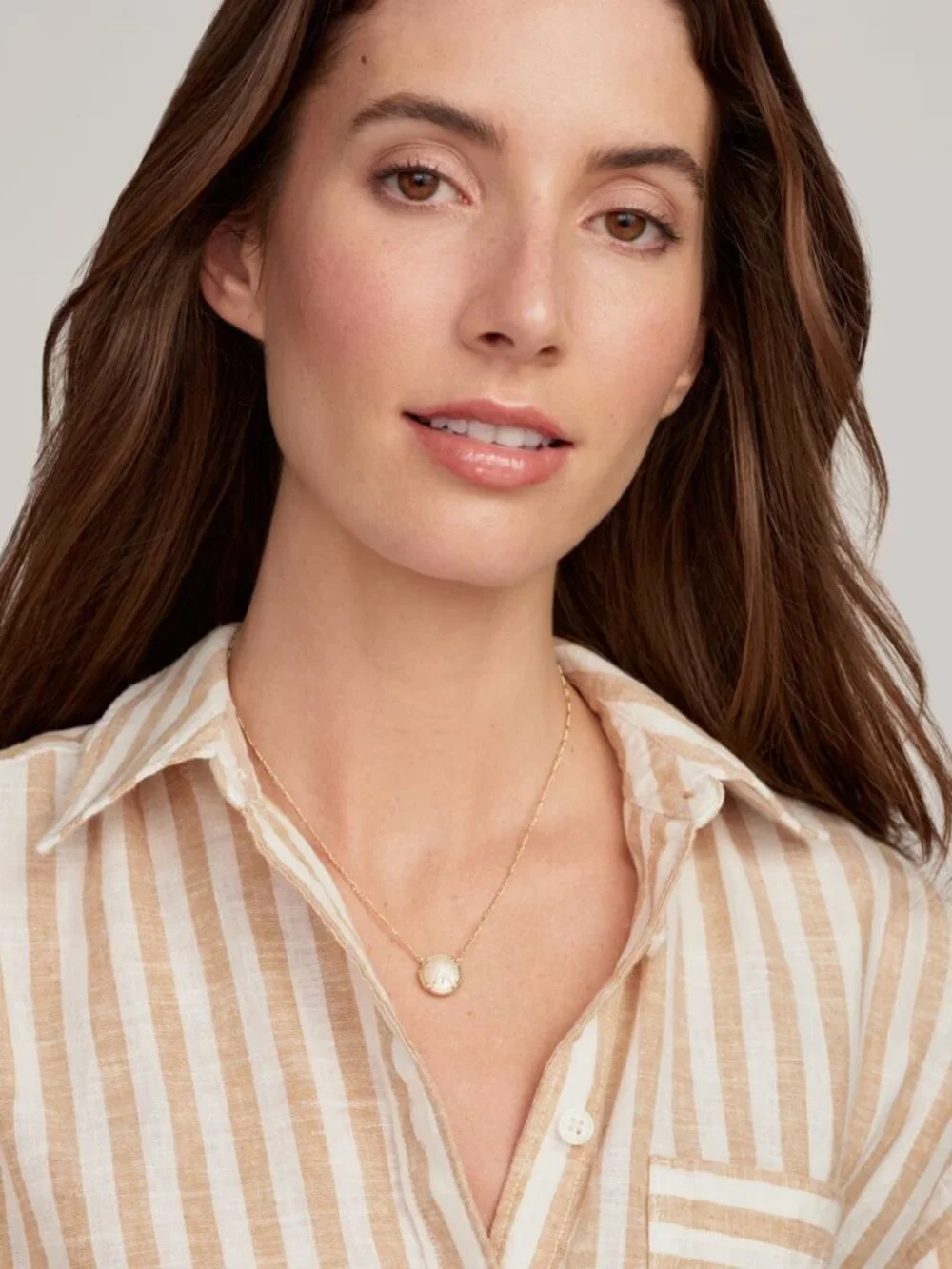 Kendra Scott x Sand Dollar Gold Short Pendant Necklace - Picture 4 of 5